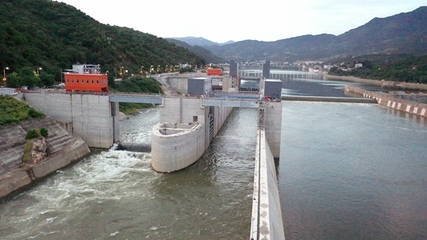 福建閩江水口水電站壩下水位治理與通航改善工程二期圍堰成功截流
